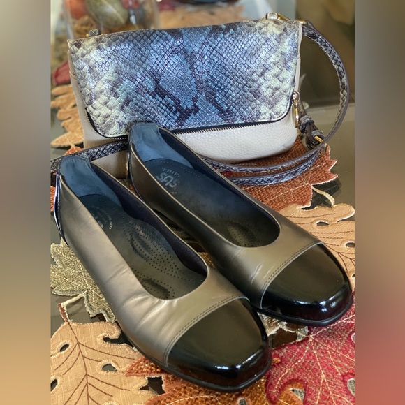 SAS 🥿COMFY TRIPAD GRAY & BLACK LEATHER 2-TONE LOAFERS-SIZE 9.5 LIKE NEW💖💕(EC) - Picture 2 of 11